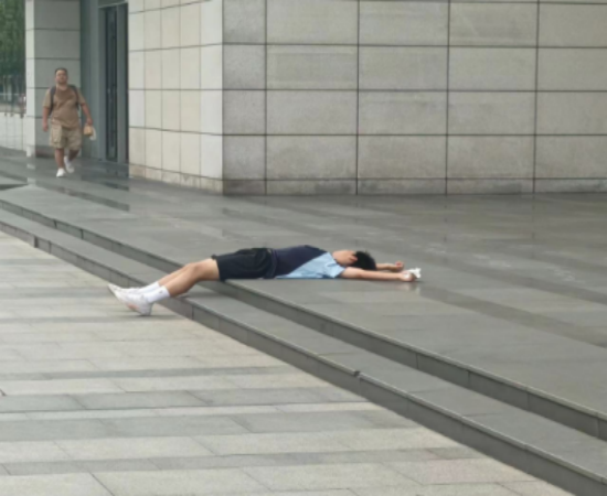 武汉保安集团：高温中暑 及时救助 1.png