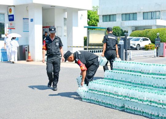 “炽夏送清凉，关怀暖人心”——武汉特护卫保安服务有限公司工会慰问纪实 (2).png