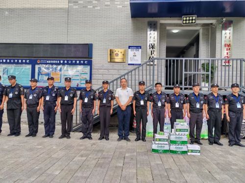 【会员动态】清凉一夏 武汉洪保开展高温送清凉活动 6.jpg