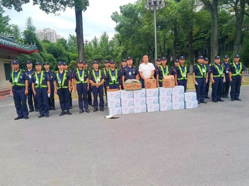 【会员动态】清凉一夏 武汉洪保开展高温送清凉活动 7.jpg