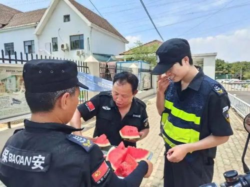 【会员动态】清凉一夏 武汉洪保开展高温送清凉活动 13.jpg
