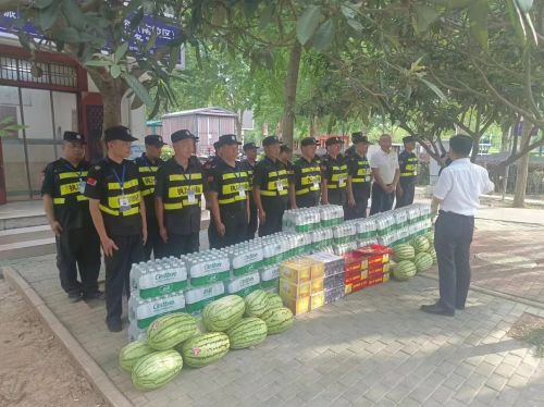 【会员动态】清凉一夏 武汉洪保开展高温送清凉活动 5.jpg