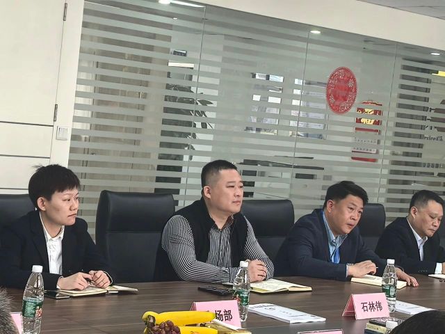 【捍御保安】武汉市江岸区委常委、区政府常务副区长熊俊等领导走访调研武汉捍御保安服务有限公司 7.jpg