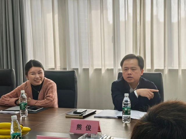 【捍御保安】武汉市江岸区委常委、区政府常务副区长熊俊等领导走访调研武汉捍御保安服务有限公司 6.jpg