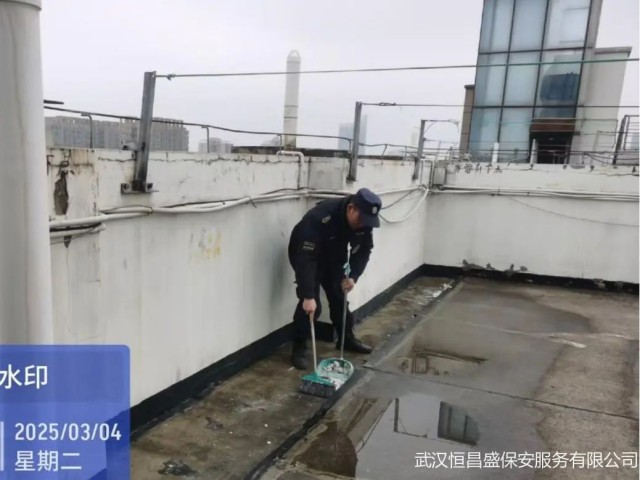 【会员动态】狂风呼啸 餐厅招牌摇摇欲坠！武汉恒昌盛保安员出手了 4.jpg