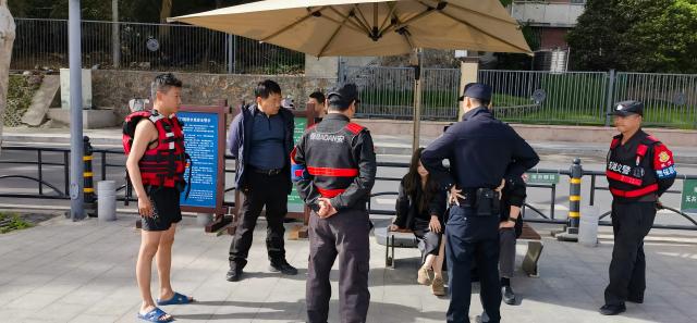 【青城剑威】武汉绿道三期凌波门水域成功处置游客情绪失控事件 救援队快速反应化解险情(1).jpg