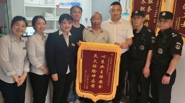【武汉昌安】仅用5分钟 武汉昌安保安队临危不乱扑灭初期火情 1.jpg
