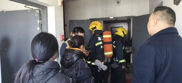 【武汉昌安】仅用5分钟 武汉昌安保安队临危不乱扑灭初期火情 4.jpg