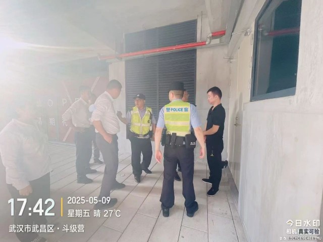 【时代警盛】警保联动捍卫环境清朗 武汉时代警盛保安荣获锦旗 2.jpg