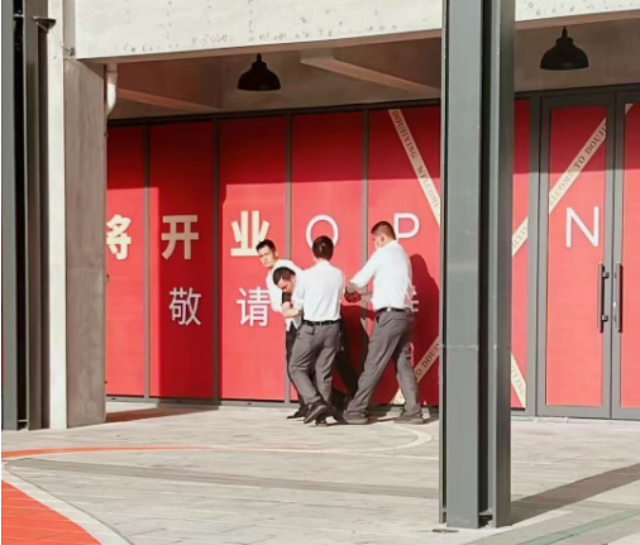 【时代警盛】警保联动捍卫环境清朗 武汉时代警盛保安荣获锦旗 3.png