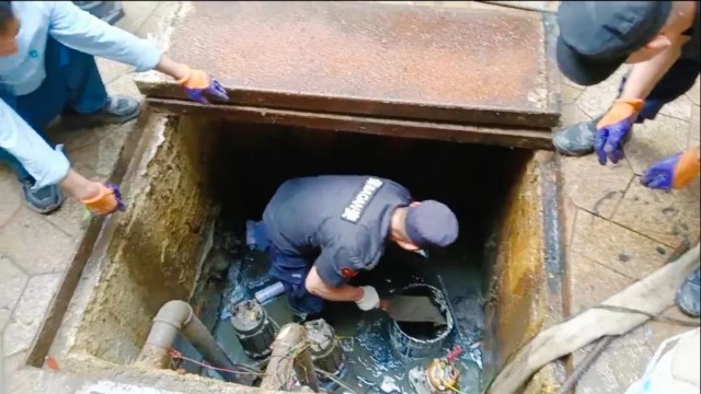 【武汉恒昌盛】脚踩污泥 心向光明 恒保人雨后清淤记 2.jpg