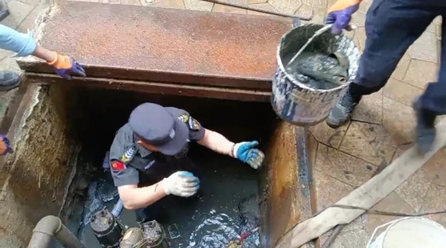 【武汉恒昌盛】脚踩污泥 心向光明 恒保人雨后清淤记 4.jpg