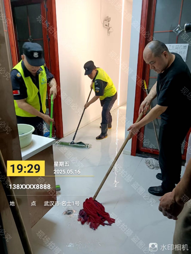 图片 3 保安合力清扫商铺内积水.png
