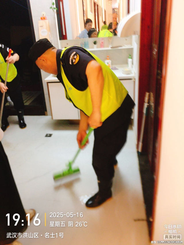 图片 2 保安合力清扫商铺内积水.png