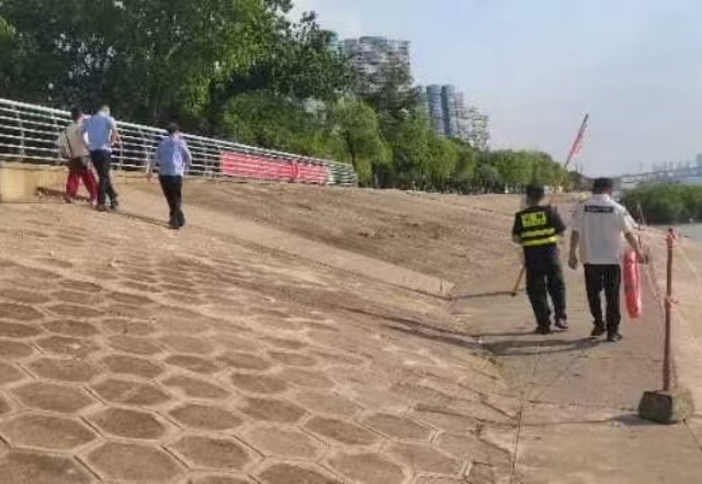 【青城剑威】湖北青城剑威保安公司防溺水巡查队员成功救助轻生游客 3.jpg