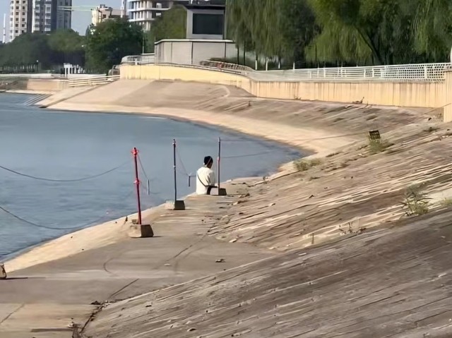 【青城剑威】湖北青城剑威保安公司防溺水巡查队员成功救助轻生游客 1.jpg